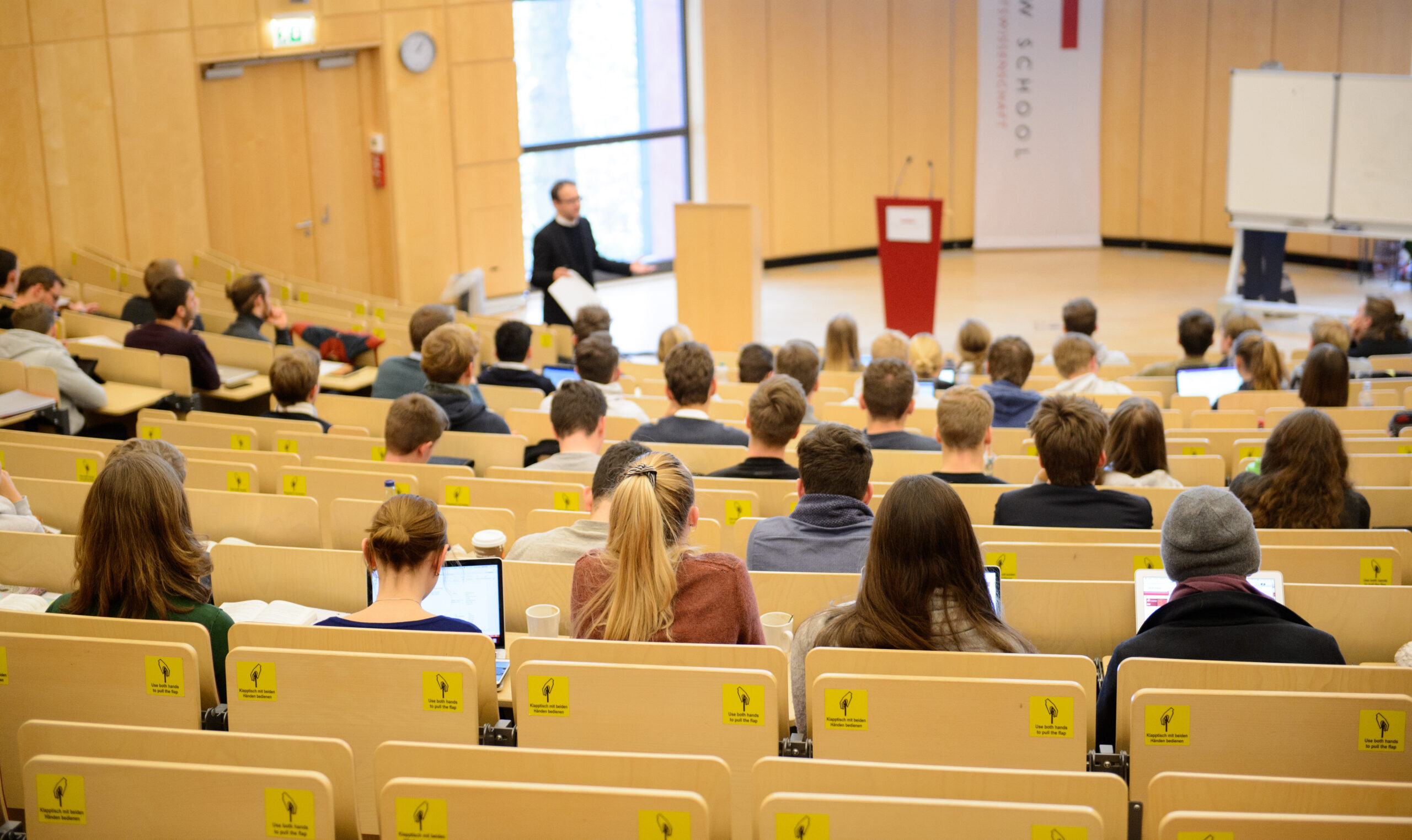 Studierende in einem Hörsaal der Uni Hamburg