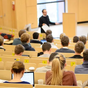 Studierende in einem Hörsaal der Uni Hamburg