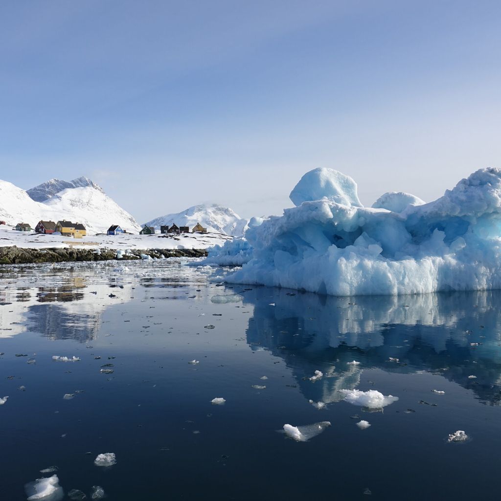 Eisschollen treiben auf dem Nuuk-Fjord in Grönland