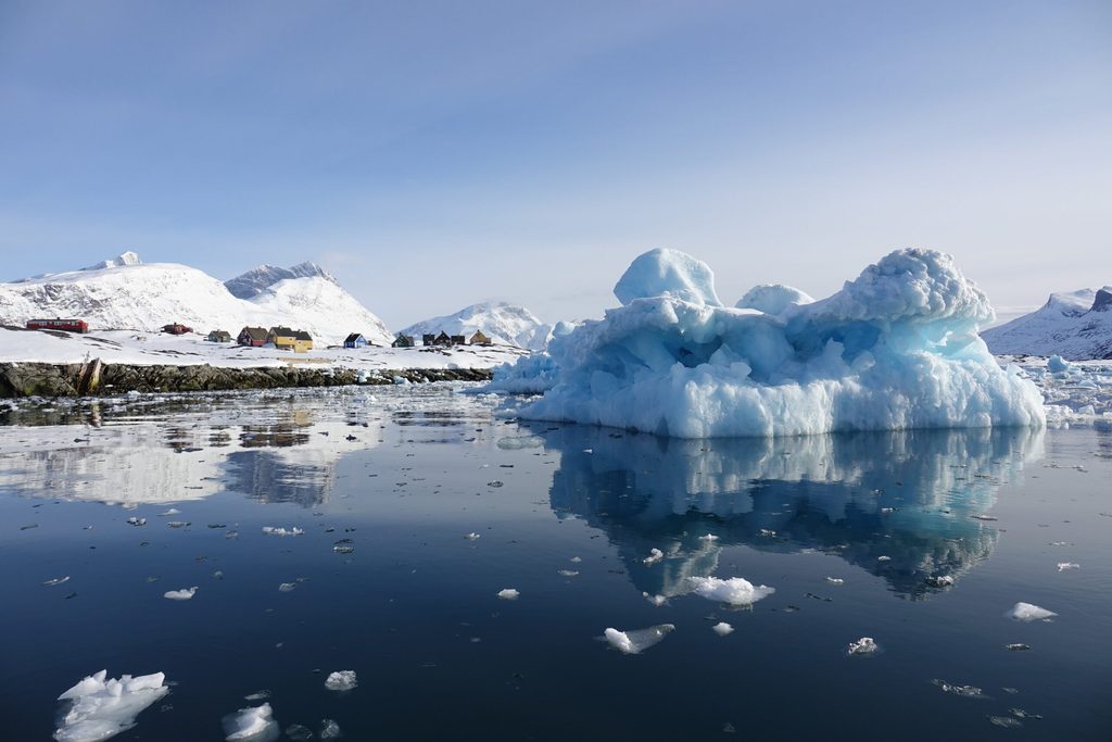 Eisschollen treiben auf dem Nuuk-Fjord in Grönland