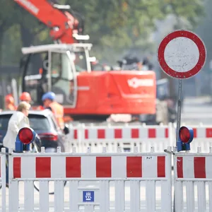 Nach einem Wasserrohrbruch unter der Bergstedter Chaussee musste die Polizei mehrere Straßen sperren (Symbolbild).