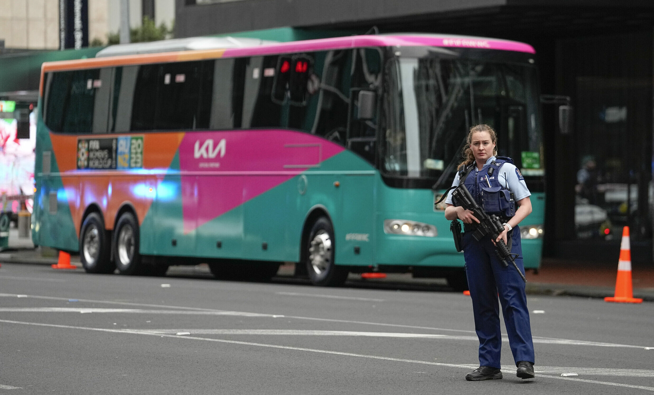 Eine Polizistin sichert in Auckland einen Teambus der Frauen-WM