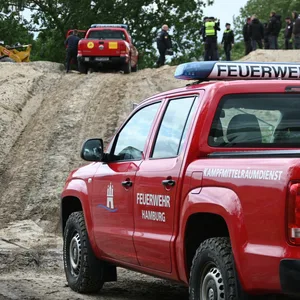 Der Blindgänger aus dem Zweiten Weltkrieg wurde bei Bauarbeiten gefunden, der Kampfmittelräumdienst der Feuerwehr ist vor Ort.