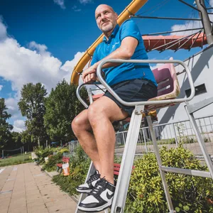 Atilla Yilmaz am Beckenrand auf einem erhöhten Sitz