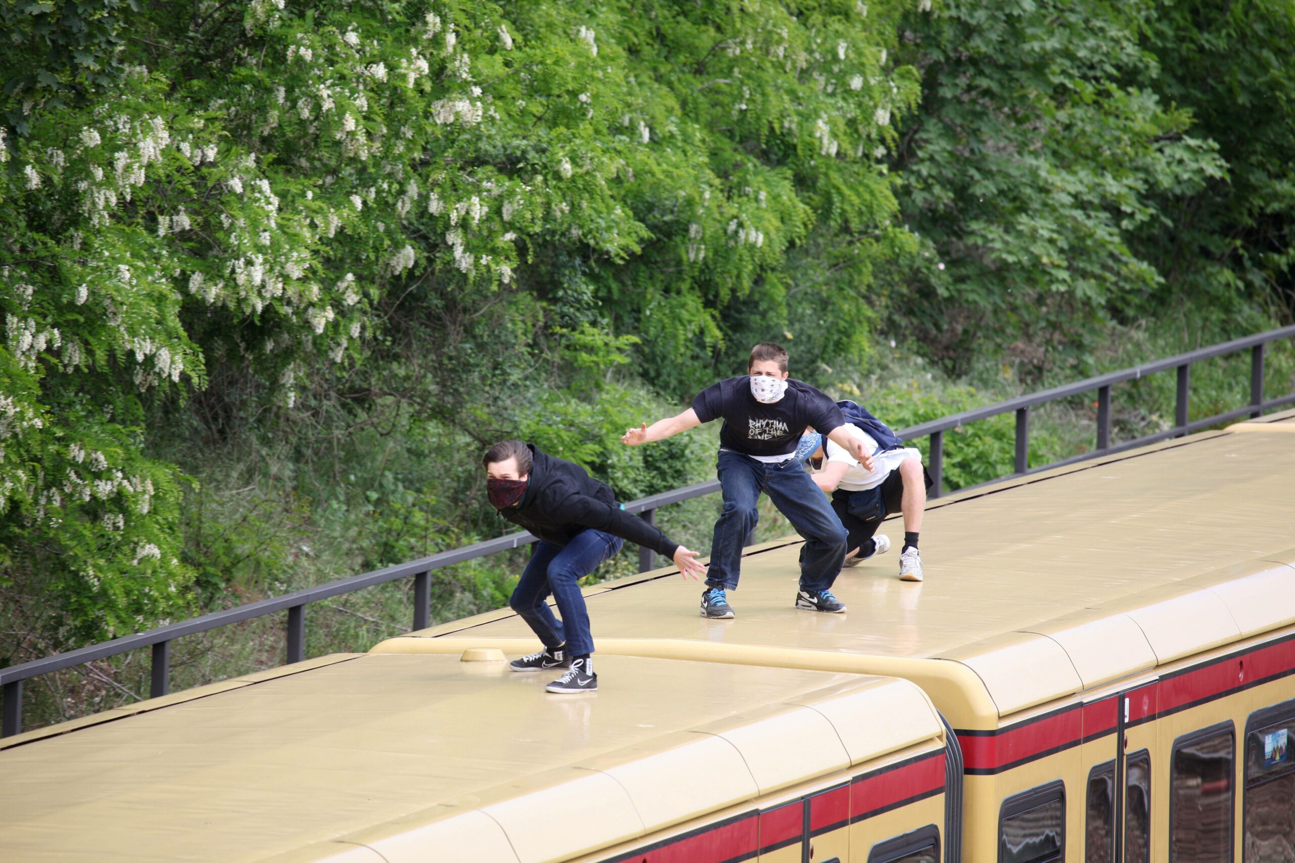 Jugendliche suchen Nervenkitzel beim Bahn-Surfen (Archivbild).