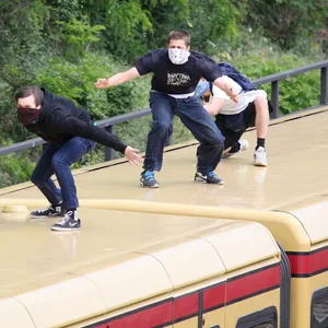 Jugendliche suchen Nervenkitzel beim Bahn-Surfen (Archivbild).