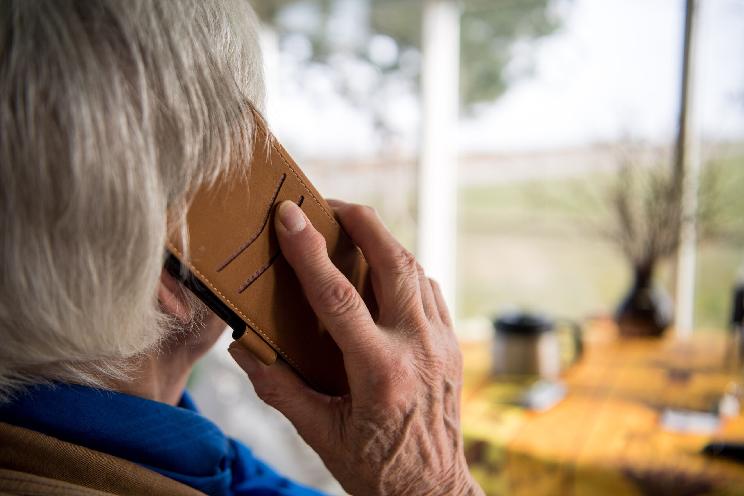Eine ältere Frau am Telefon (Symbolfoto)
