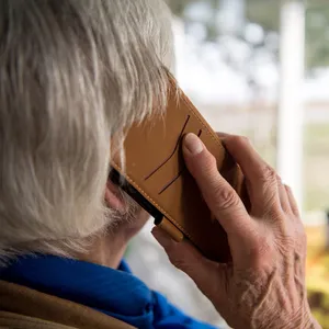Eine ältere Frau am Telefon (Symbolfoto)