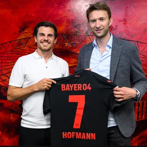 Jonas Hofmann und Simon Rolfes präsentieren das Trikot mit der Rückennummer 7 .
