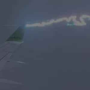 Aufnahme des Blitzeinschlags in die rechte Tragfläches des Jets.