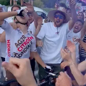 Benoit Cosnefroy feiert während der Tour de France mit seinem Fanklub