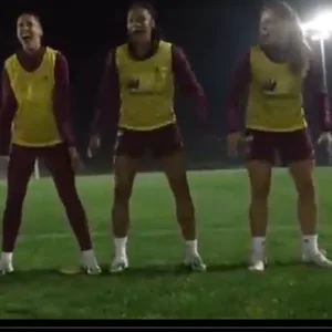 Vier spanische Fußballerin üben den Haka-Tanz aus.