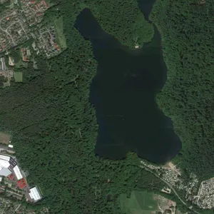 Der Lütauer See liegt im Süden von Mölln. Die öffentliche Badestelle befindet sich am nordöstlichen Ufer.