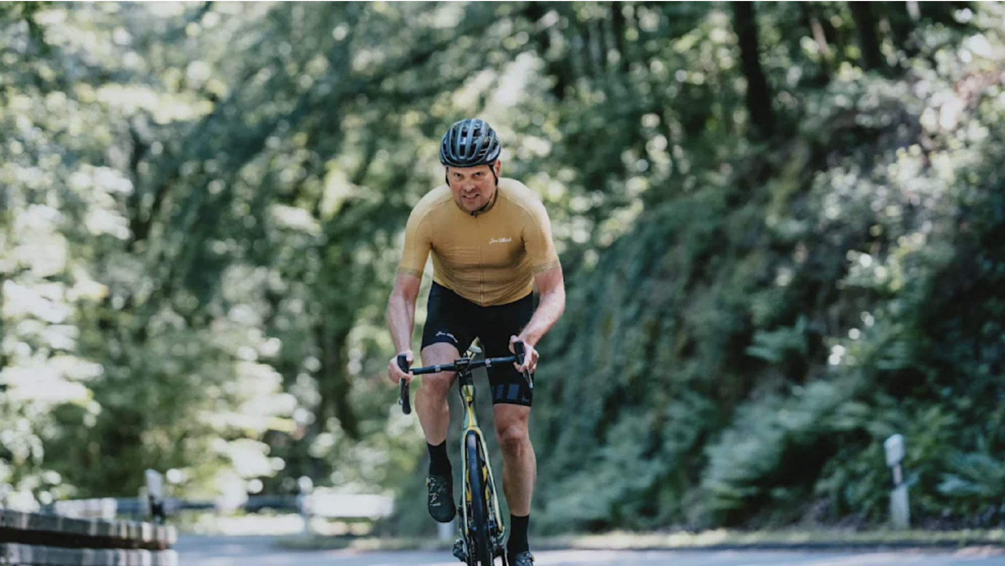 Jan Ullrich radelt den Berg hoch.