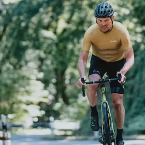 Jan Ullrich radelt den Berg hoch.