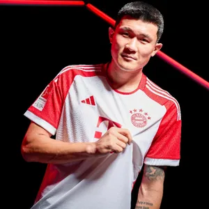 Min-jae Kim erstmals im Bayern-Trikot.