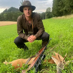Martin Hinteregger posiert mit einem erschossenen Reh in Instagram-Beitrag