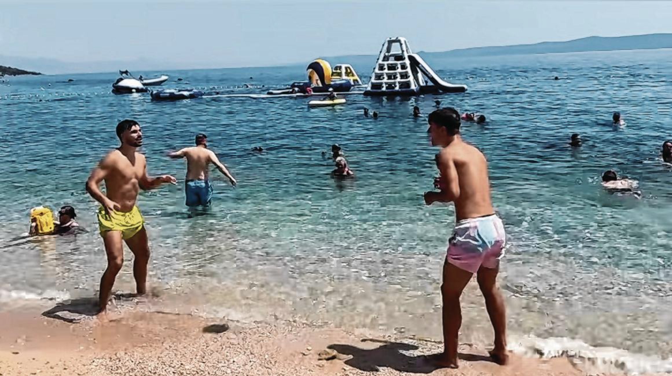 Mario Vuskovic kickt mit Bruder Luka am Strand