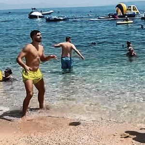 Mario Vuskovic kickt mit Bruder Luka am Strand