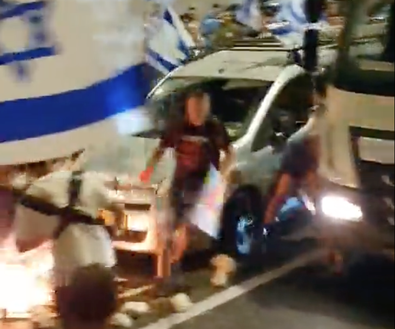 Anscheinend mit voller Absicht fährt ein Mann am Montagabend mit seinem Auto durch eine Menschenmenge, die eine Schnellstraße bei Tel Aviv blockiert hatte.