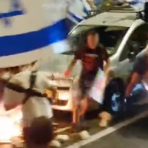 Anscheinend mit voller Absicht fährt ein Mann am Montagabend mit seinem Auto durch eine Menschenmenge, die eine Schnellstraße bei Tel Aviv blockiert hatte.