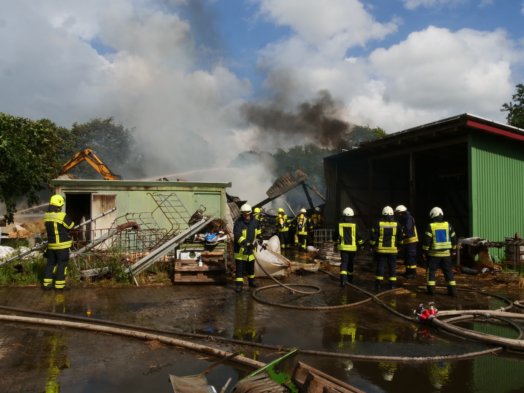 Bei einem Großbrand auf einem Bauernhof in Tetenhusen wurden drei Menschen verletzt.