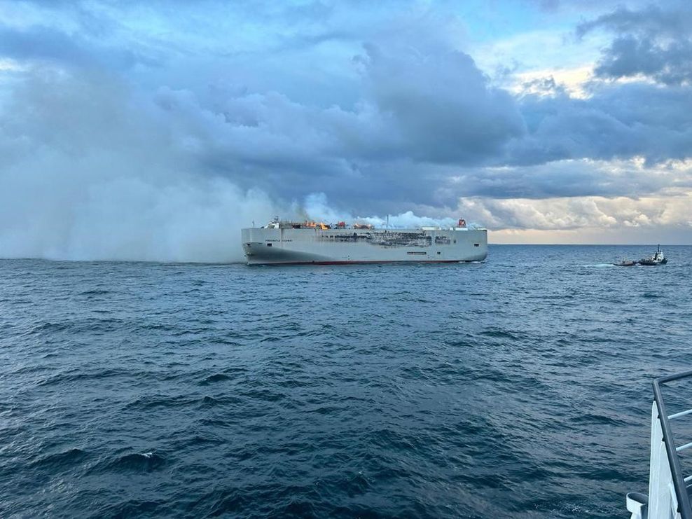 Der brennende Frachter Fremantle Highway vor der Nordsee-Insel Ameland