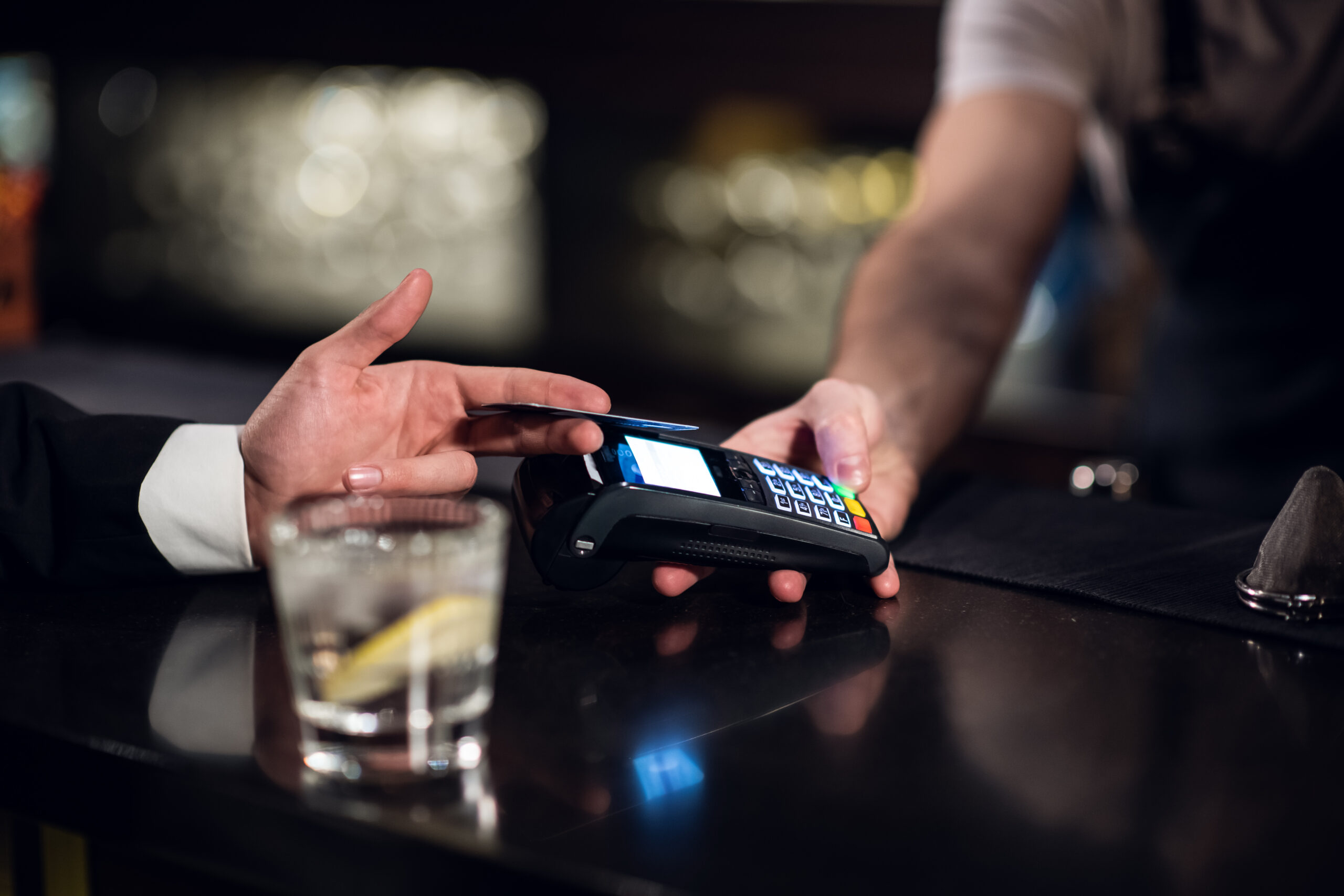 Drinks mit Karte bezahlen – in einer Hamburger Bar geht das nicht mehr anders.