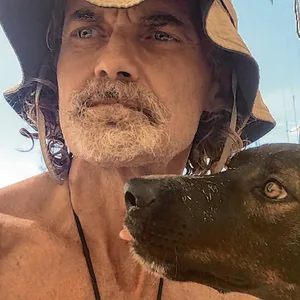 Der Australier Tim Shaddock vor dem Trip mit seiner Hündin.