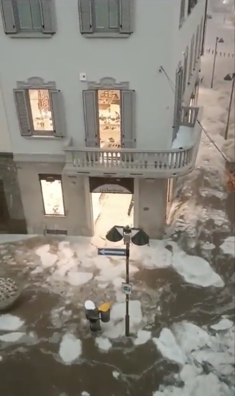 In Seregno treiben nach einem Hagelsturm Eisschollen durch die Stadt.