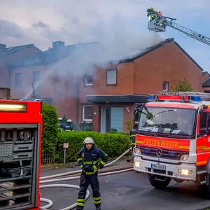 Aus noch unbekannten Gründen brannte es am Mittwochabend in einer Reihenhaussiedlung in Rahlstedt.
