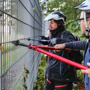 10 Aktivist*innen der „Letzten Generation“ haben sich am ersten Tag der Sommerferien in Hamburg mit Bolzenschneidern Zutritt zum Rollfeld des Flughafens verschafft.