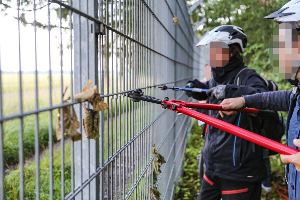 10 Aktivist*innen der „Letzten Generation“ haben sich am ersten Tag der Sommerferien in Hamburg mit Bolzenschneidern Zutritt zum Rollfeld des Flughafens verschafft.