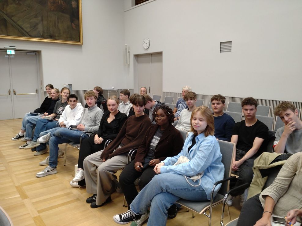 Die Schüler der 10b der Stadtteilschule Blankenese und der Umwelt AG des Gymansiums Blankenese besuchten den Verkehrsausschuss in Altona.