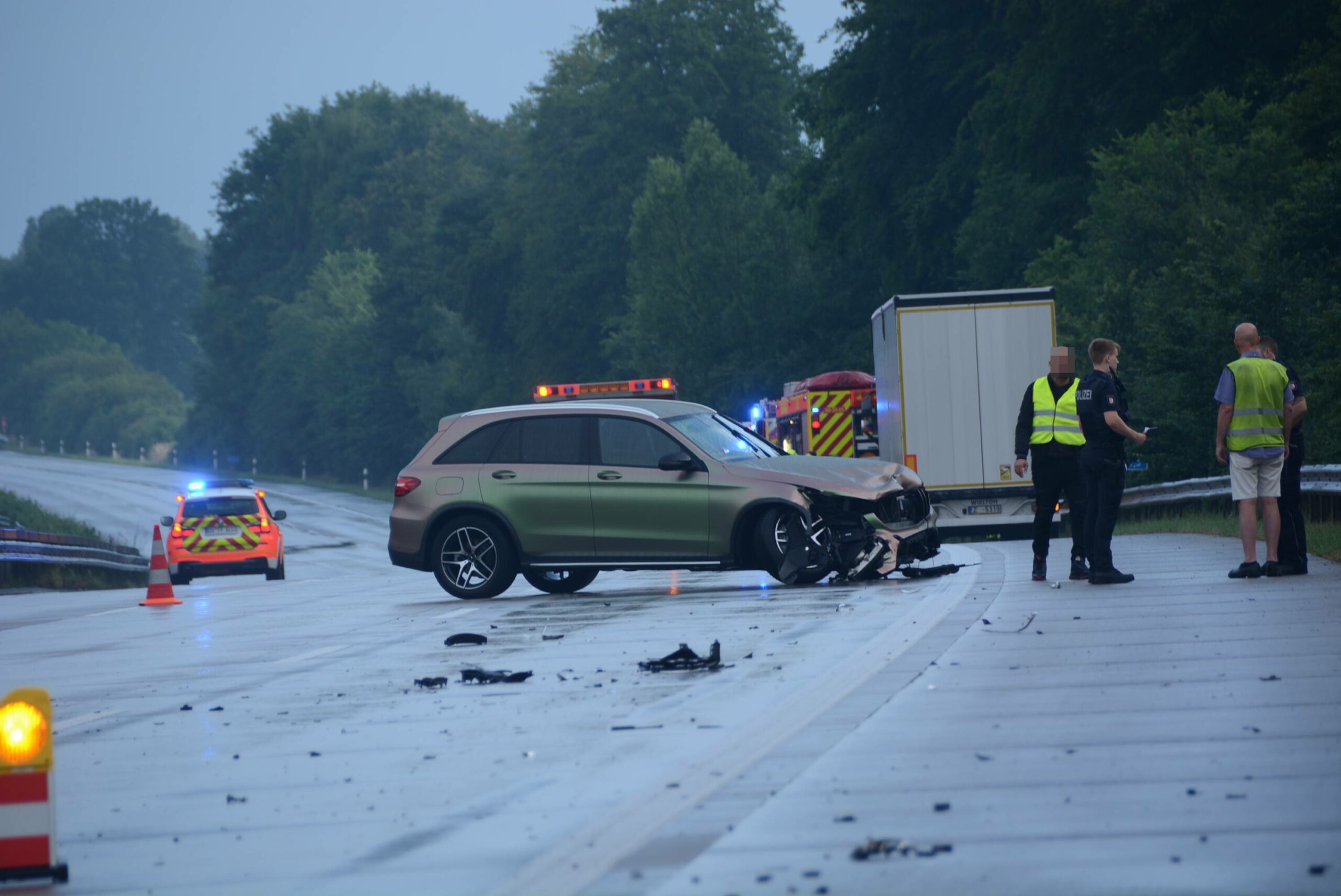 Der beschädigte Mercedes auf der A1.