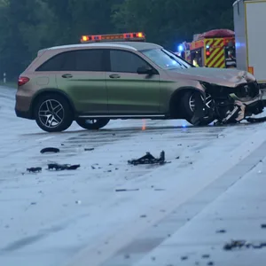 Der beschädigte Mercedes auf der A1.