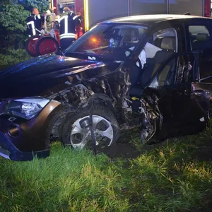 Der beschädigte BMW. Der Fahrer kam ins Krankenhaus.