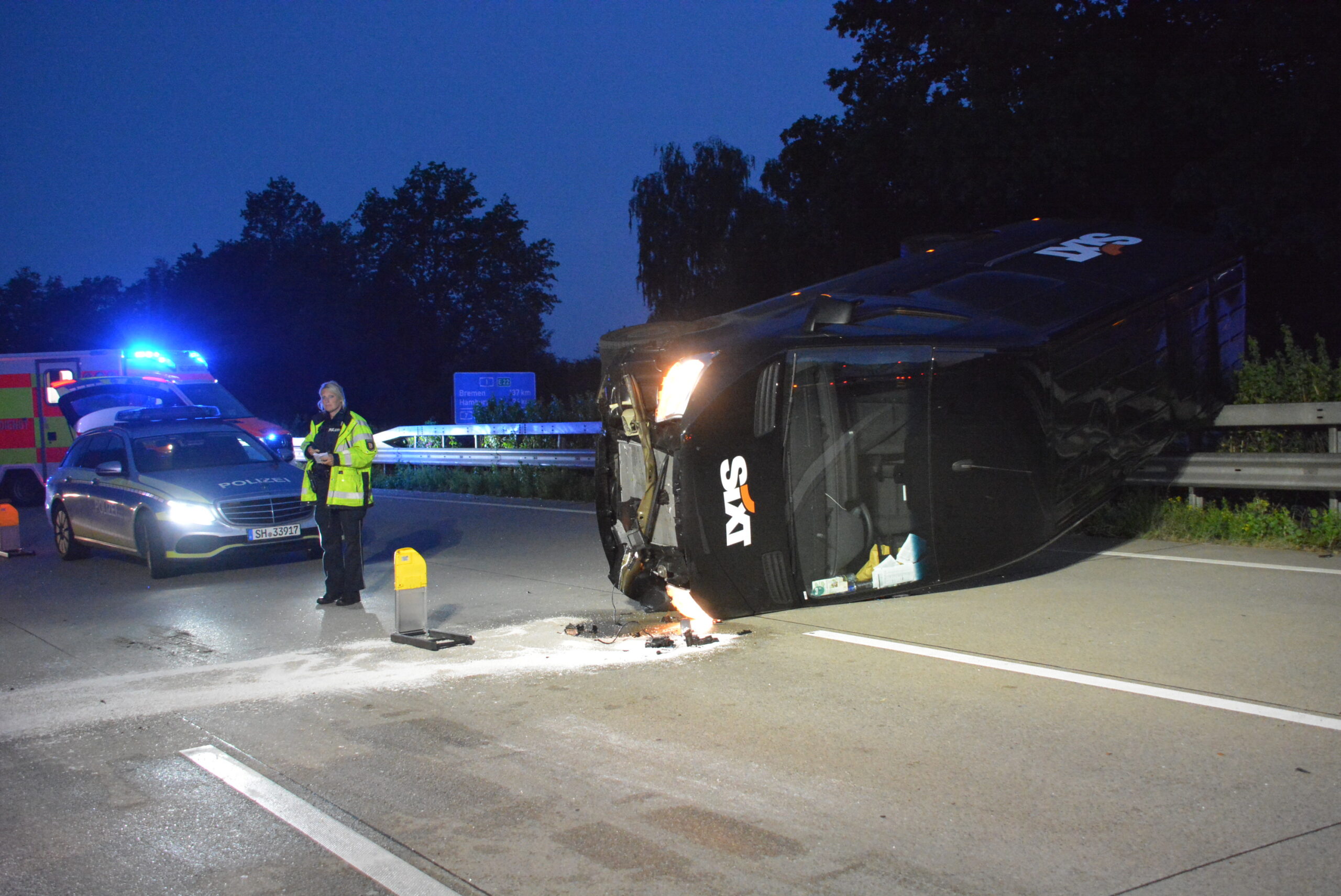 Bei einem Unfall auf der A1 wurde in der Nacht zu Freitag mindestens eine Person verletzt.