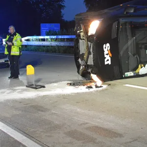 Bei einem Unfall auf der A1 wurde in der Nacht zu Freitag mindestens eine Person verletzt.