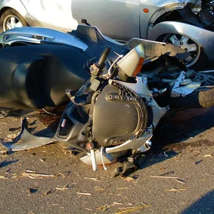 Frontalcrash auf Landstraße im Norden – Motorradfahrer schwer verletzt