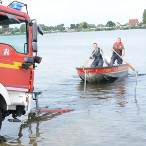 Im auch als Oorkatener See bekannten Hohendeicher See suchte die Feuerwehr am Freitag nach vermeintlichen Opfern eines Badeunfalls.