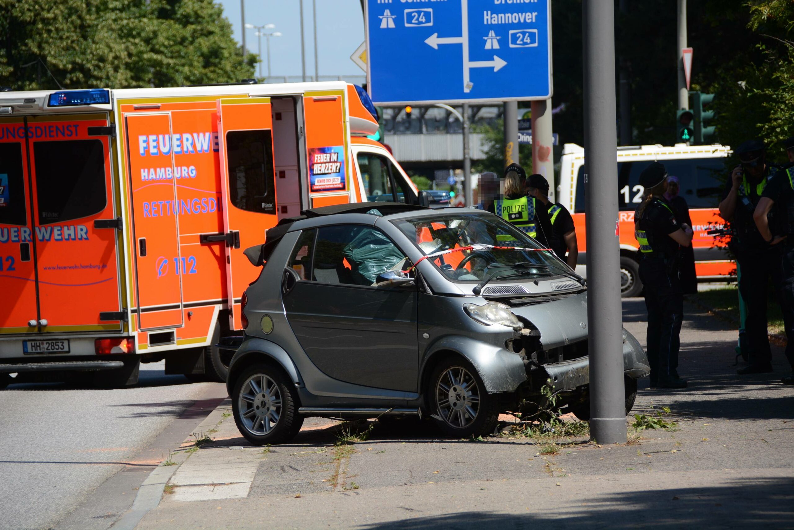 Der demolierte Smart in Billstedt.