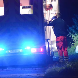 Einsatzkräfte behandeln den Verletzten im Rettungswagen.