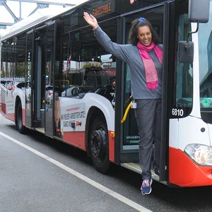 Lucia Sanoussi (20) macht gerade eine Ausbildung bei der Hochbahn zur Fachkraft im Fahrbetrieb.