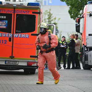 Feuerwehrleute in Spezialanzügen nahmen Proben der Flüssigkeit.