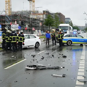 Polizei- und Feuerwehrkräfte an der Unfallstelle in der HafenCity.