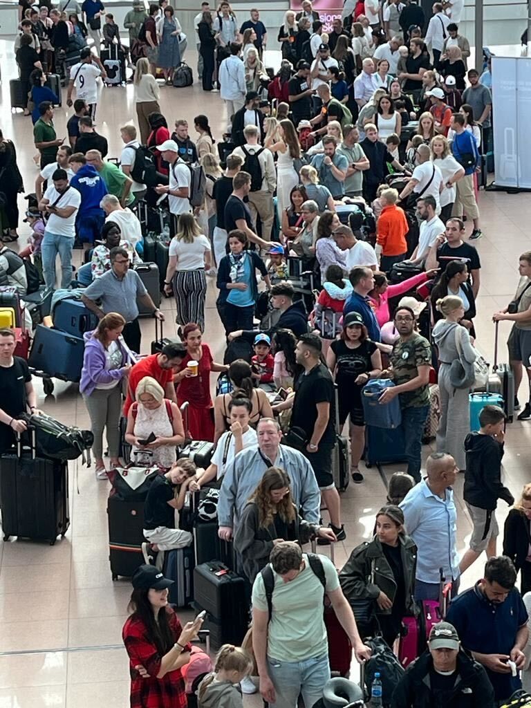 Wartende Reisende im Flughafen Hamburg