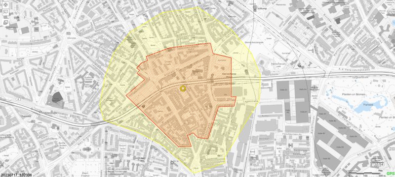 In the blocking radius of 300 meters (red), around 5,000 people had to leave their homes.  The so-called warning radius (yellow) was 500 
