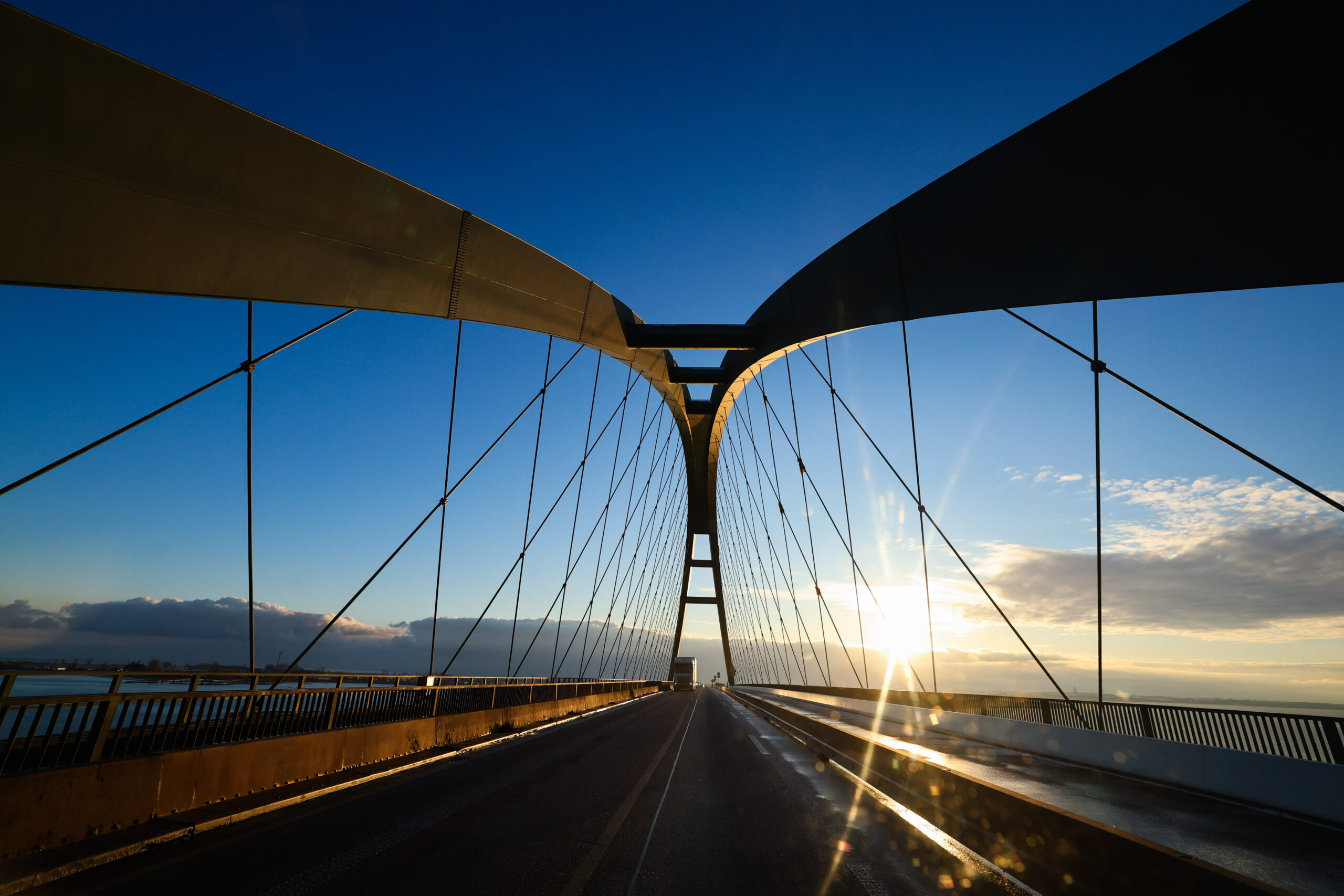 Wegen eines brennenden Autos ist die Brücke derzeit gesperrt.