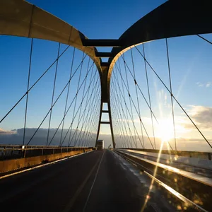 Wegen eines brennenden Autos ist die Brücke derzeit gesperrt.